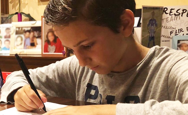 Com 10 anos, o Iker resolve operações algébricas de secundária