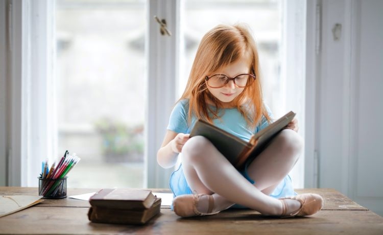 Para incentivar a leitura nos seus filhos, sugira que leiam uma coleção de livros sobre um tópico que desperte o seu interesse.